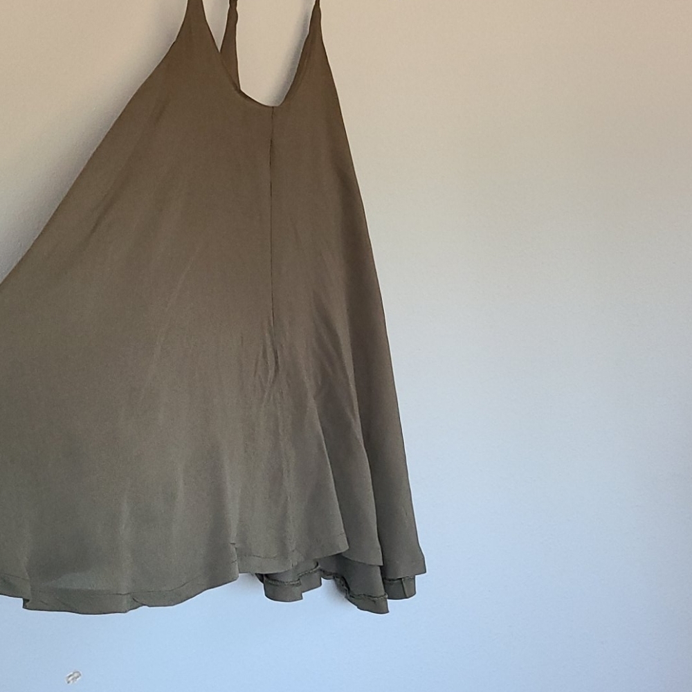 TOBI t-strap olive green womens size M shirt